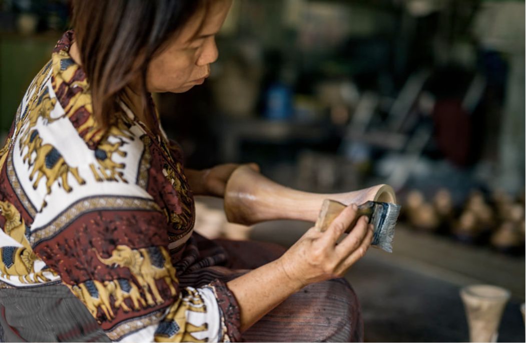 Amplificateur de son est fabriqué artisanalement, tourné sur un tour à bois, chaque mangobeat est une pièce unique. Les gravures sont réalisées à la main, au ciseau à bois, par des artisans thaïlandais passionnés